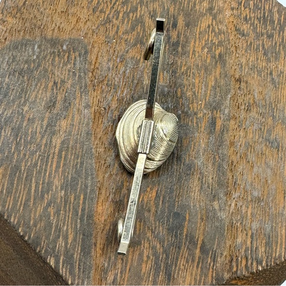 Vintage clam shell textured collar pin silver tone - Picture 7 of 7